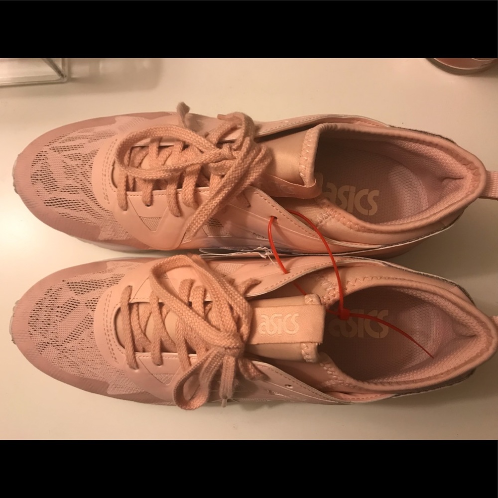 ASICS running shoes - Picture 3 of 7